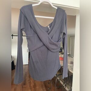 Women's Long Sleeve Twist-Back Ribbed Top in Charcoal